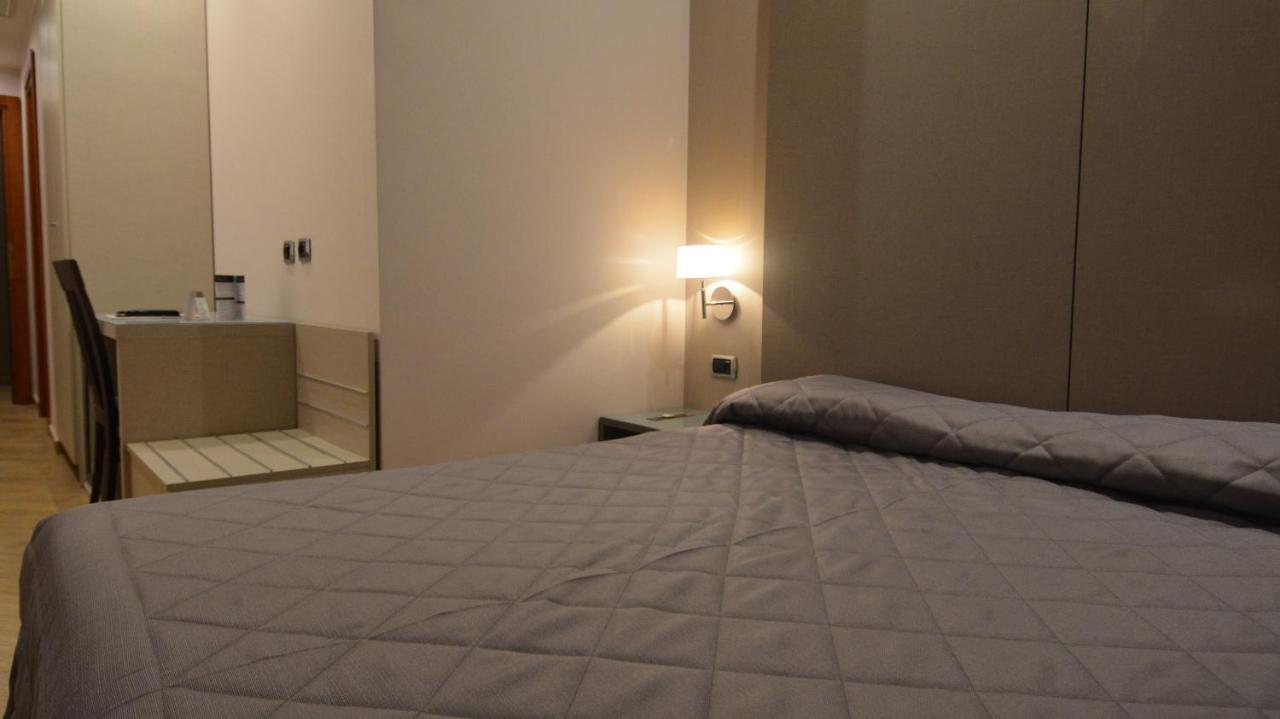 Magri's Hotel Napels Buitenkant foto