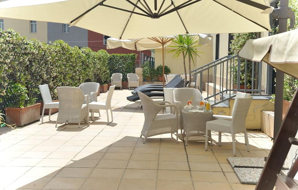 Magri's Hotel Napels Buitenkant foto