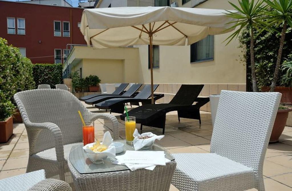 Magri's Hotel Napels Buitenkant foto