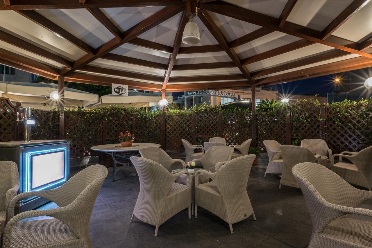 Magri's Hotel Napels Buitenkant foto